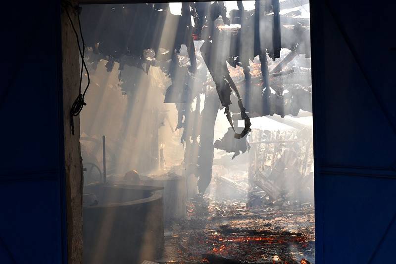 Požár továrny na lepenku napáchal škodu za 10 milionů. S rozsáhlým požárem jedné z výrobních hal bojovalo několik jednotek hasičů.