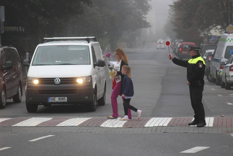 V Karlovarském kraji začal nový školní rok. Zaznamenali jsme zahájení školního roku v základních školách v Dolním Žandově, Lokti a před ZŠ Dukelská v Karlových Varech.