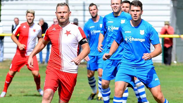 První podzimní prohru v ČFL musela skousnout po duelu se Štěchovicemi (v modrém) karlovarská Slavia, která nakonec prohrála v poměru 0:2.