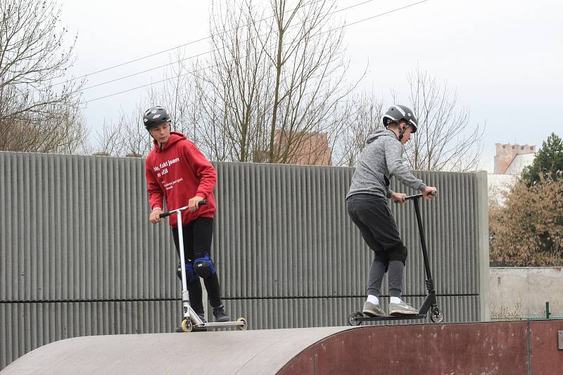 Ostrovský skatepark je opět otevřený. V sobotu zde dováděli kluci na koloběžkách.