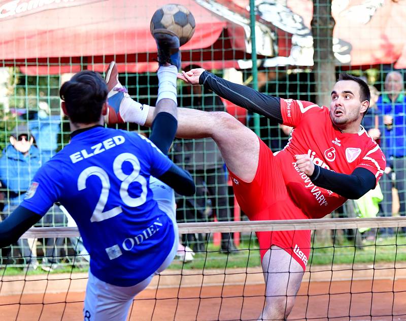 Extraligový bronz si připsali na konto nohejbalisté SK Liapor Karlovy Vary, kteří v semifinále ztroskotali na výběru Čakovic, který si tak okusí nástrahy Superfinále.