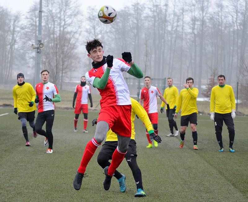 Jediné utkání odehráli hráči karlovarské Slavie, kteří slavili výhru 4:0 nad týmem Vintířova (ve žlutém).