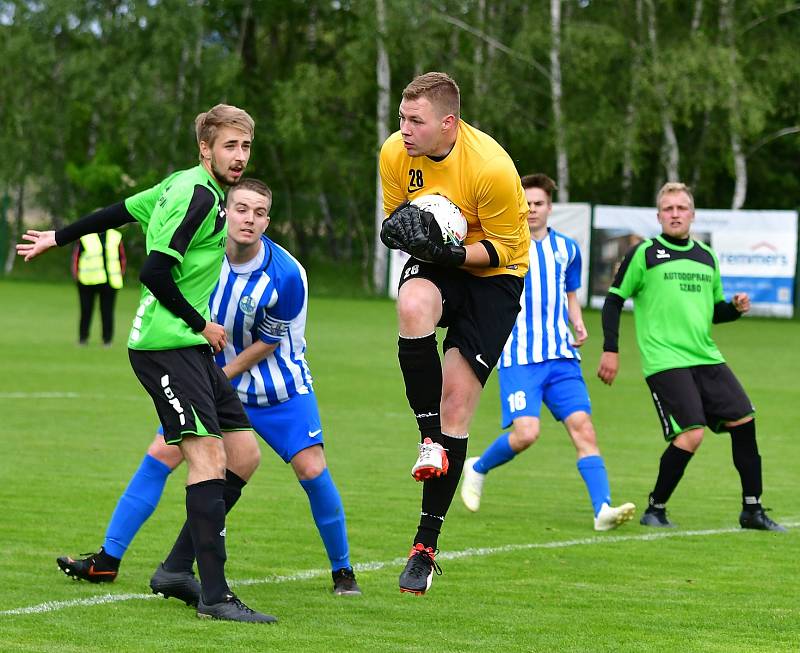 Královské Poříčí (v zeleném) odehrálo s Ostrovem velmi dobré utkání, i přesto nakonec prohrálo 0:2.