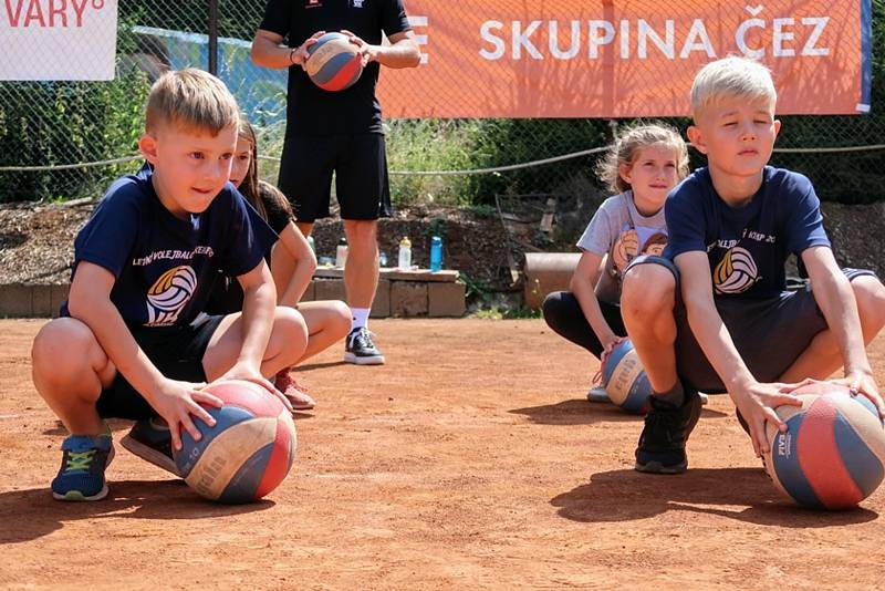 Karlovarsko opět vyplní volejbalovou přestávku oblíbeným a vyhledávaným volejbalovým kempem pro děti od 5 do 14 let, když pro zájemce nově budou k dispozici dva turnusy. Premiérově pak Karlovarsko nachystalo pro děti dva beachvolejbalové víkendy.