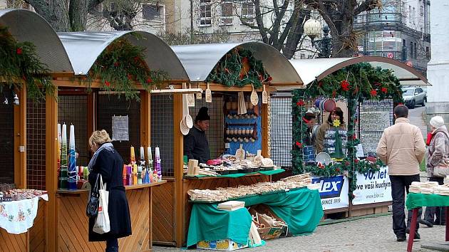 Stánky s vánoční tematikou jsou od první adventní neděle přístupné veřejnosti v parku u Alžbětiných lázní. 