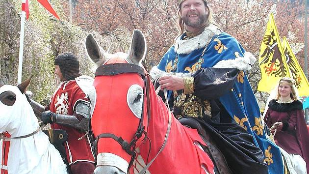 Karlovarští radní nedoporučili udělit cenu ani čestné občanství města císaři Karlu IV. Rozhodnou zastupitelé.