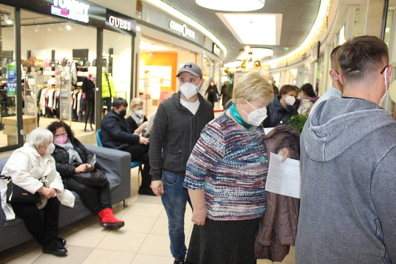 Do očkovacího centra ve Varyádě mohou i neregistrovaní. Podává se tu Pfizer, Moderna i jednorázová vakcína Jannsen,