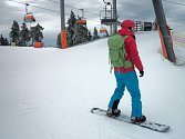 Příznivci lyžování mohou o víkendu ještě využít několika sjezdovek na krušnohorském Klínovci.