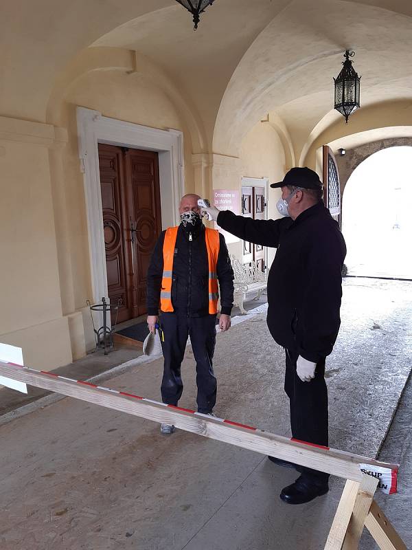 Také na bečovském hradu a zámku museli zavést přísná bezpečnostní opatření kvůli koronaviru.