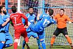 Dokonalý obrat předvedli fotbalisté Chodova (v pruhovaném) v souboji s karlovarskou Lokomotivou (V modrém), když vedli 2:0, poté prohrávali 2:3, a nakonec slavili výhru 4:3, když vítěznou trefu obstaral v 91. minutě kapitán Spartaku Lukáš Kočí.