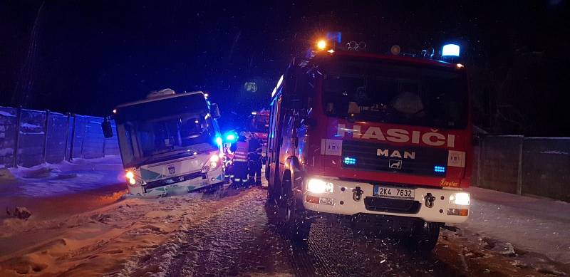 Havárie autobusu linkové dopravy v Ostrově na Karlovarsku.