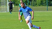 Ostrovský FK (v modrém) si připsal na účet velmi cennou výhru, když v derby pokořil karlovarský 1.FC (v zeleném) v poměru 3:2.