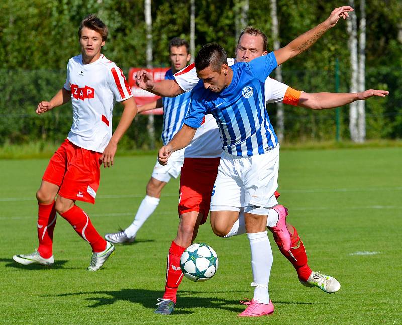 I ve druhém podzimním kole krajského přeboru dosáhl Ostrov (v modrém) na tříbodový zisk, když porazil Toužim (v bílém) 4:0.