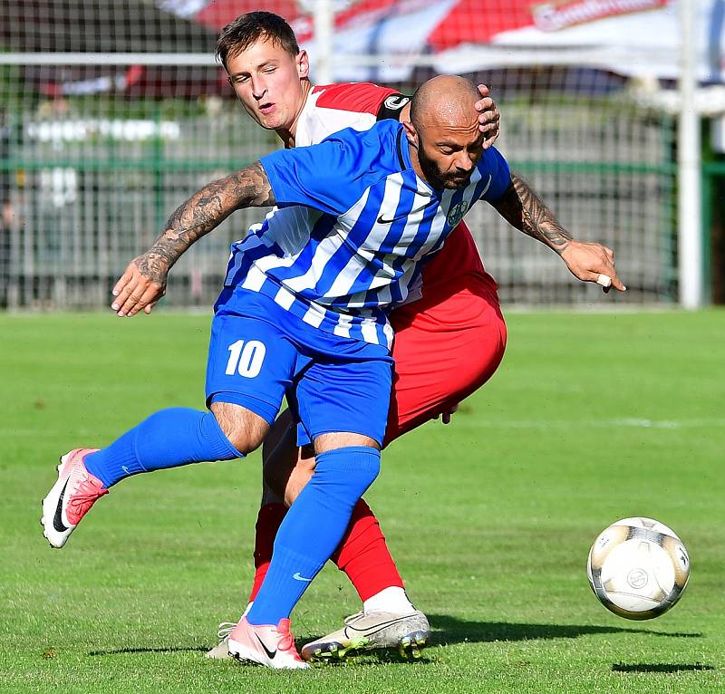 Karlovarská Slavia sice vedla v derby nad Ostrovem již 2:0, přesto nakonec uhrála pouze nerozhodný výsledek 2:2.