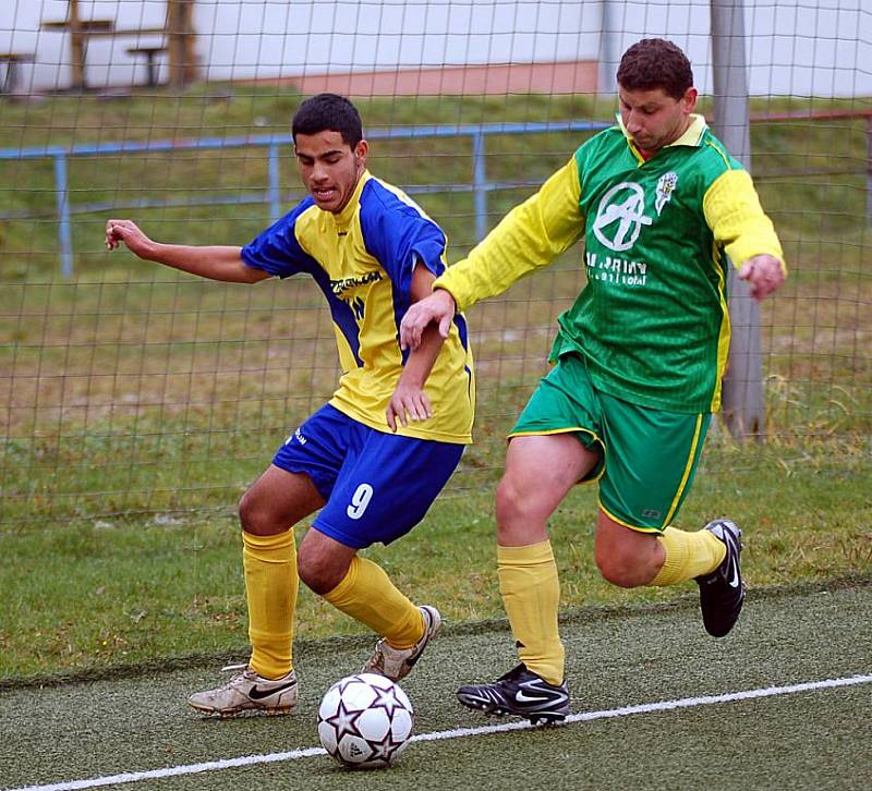 V dalším kole fotbalové IV. třídy si poradily Dvory (ve žlutém) s rezervou Jáchymova 2:0.