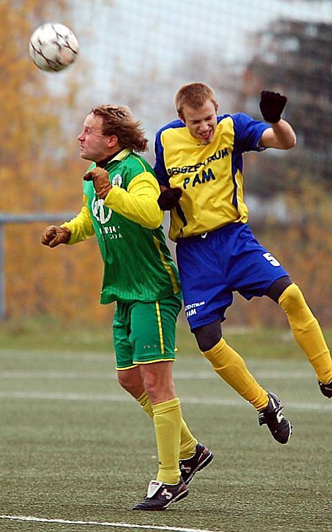 V dalším kole fotbalové IV. třídy si poradily Dvory (ve žlutém) s rezervou Jáchymova 2:0.