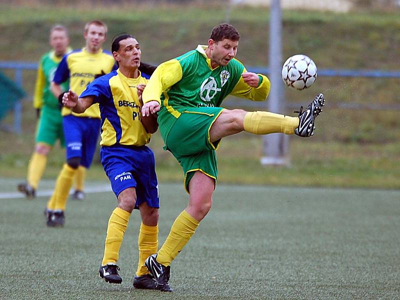 V dalším kole fotbalové IV. třídy si poradily Dvory (ve žlutém) s rezervou Jáchymova 2:0.