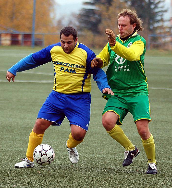 V dalším kole fotbalové IV. třídy si poradily Dvory (ve žlutém) s rezervou Jáchymova 2:0.