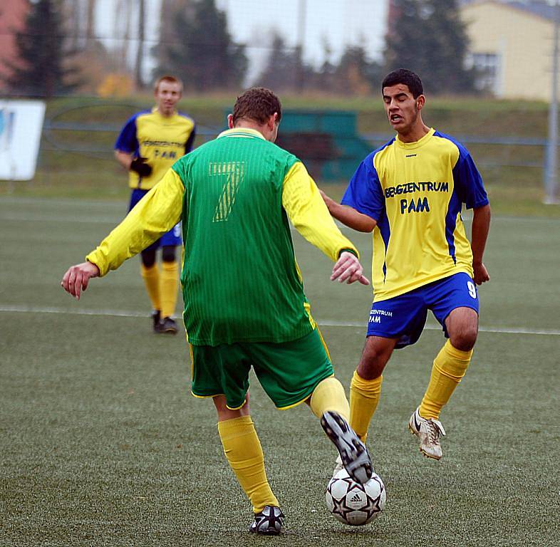 V dalším kole fotbalové IV. třídy si poradily Dvory (ve žlutém) s rezervou Jáchymova 2:0.