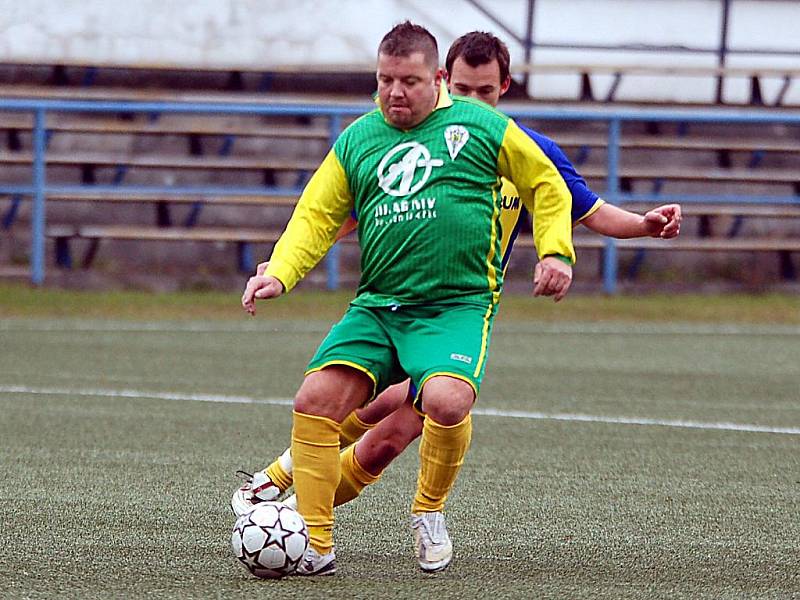 V dalším kole fotbalové IV. třídy si poradily Dvory (ve žlutém) s rezervou Jáchymova 2:0.