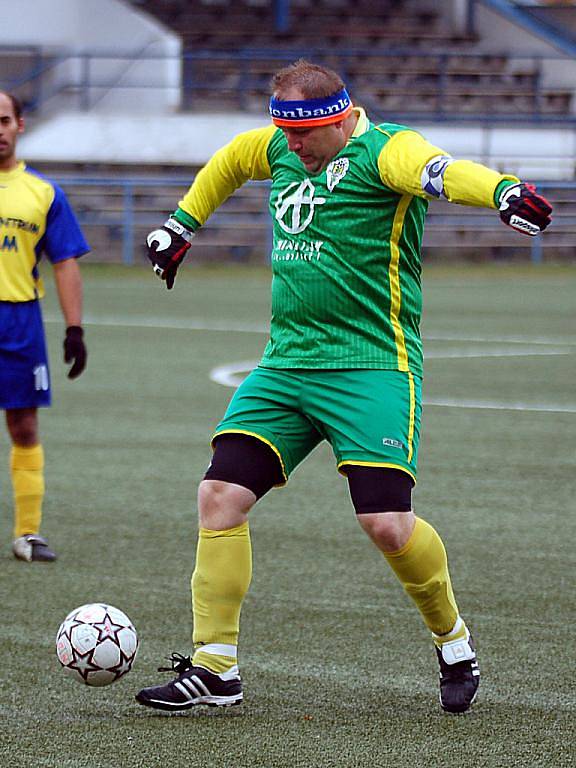 V dalším kole fotbalové IV. třídy si poradily Dvory (ve žlutém) s rezervou Jáchymova 2:0.