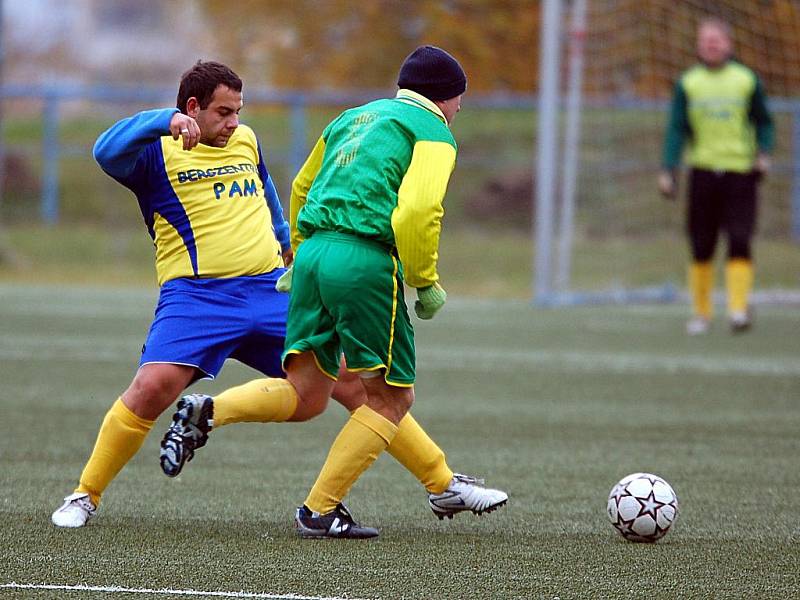 V dalším kole fotbalové IV. třídy si poradily Dvory (ve žlutém) s rezervou Jáchymova 2:0.