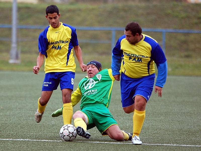 V dalším kole fotbalové IV. třídy si poradily Dvory (ve žlutém) s rezervou Jáchymova 2:0.