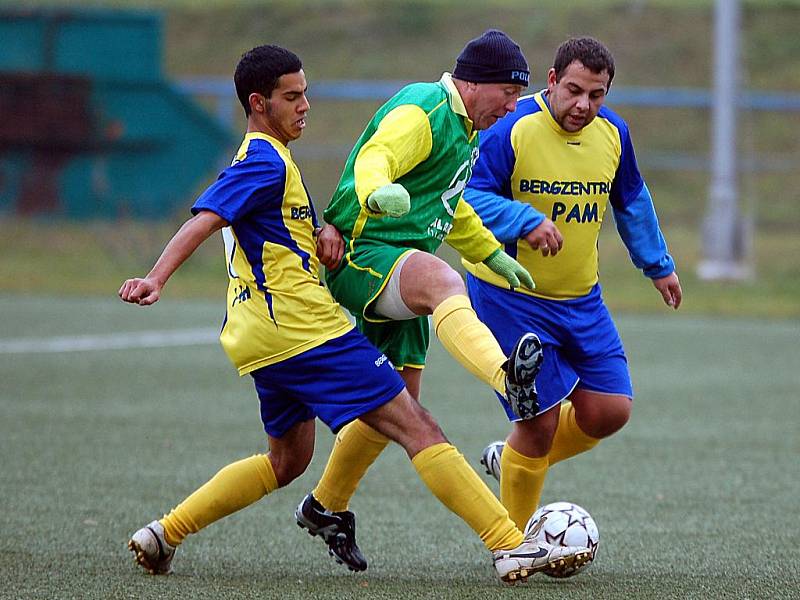 V dalším kole fotbalové IV. třídy si poradily Dvory (ve žlutém) s rezervou Jáchymova 2:0.