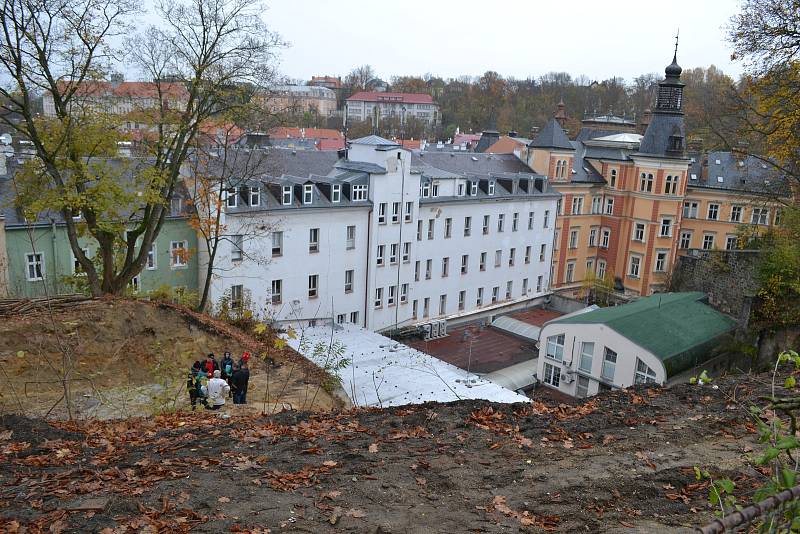 Gabionová zeď, kterou navrhli karlovarští statici, má zajistit velmi nebezpečný svah nad kinem Čas.