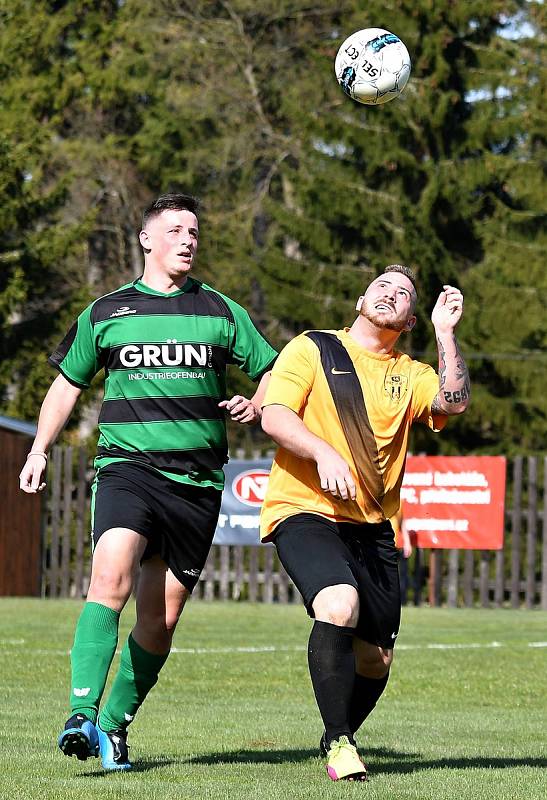 Božičany (ve žlutém) udolaly Pernink v poměru 4:3.