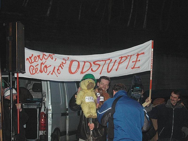 ANTIRADNIČNÍ DEMONSTRACE. Tentokrát se odehrála na parkovišti u radnice.