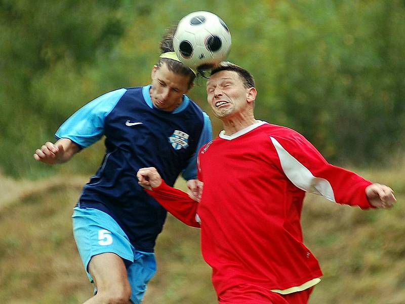 Dobře rozehraný duel s Nejdkem nedotáhla Březová (v červeném) do zdárného konce a na své konto si připsala první prohru v I. B třídě.