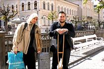 Na snímku se Jan Michalovič (vlevo) připravuje s parťákem na natáčení sociální sondy. Lidé na videu nechali ležet vandráka na zemi i metr od sebe.