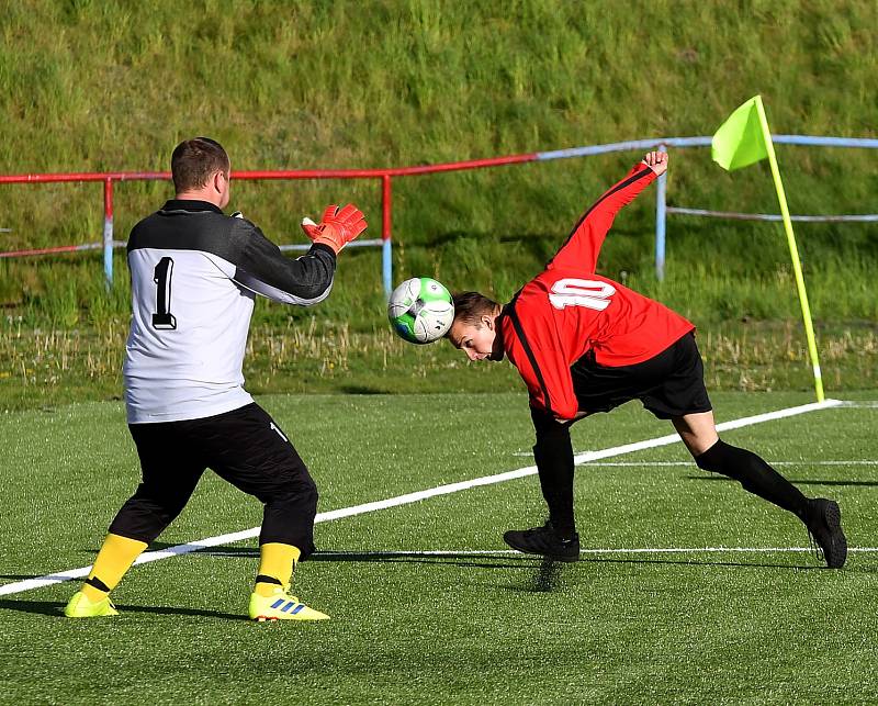 Rezerva karlovarské Slavie si poradila s Loktem (v pruhovaném) v poměru 8:1.