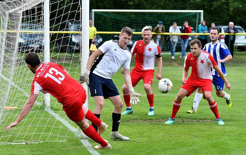 Dva body vyválčila ve vloženém 34. kole Fortuna ČFL na dvorském stadionu Slavia, která nejdříve uhrála s Převýšovem nerozhodný výsledek 1:1 a poté k tomu přidala druhý, bonusový bod z rozstřelu.