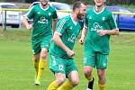 První jarní krajské derby bylo o víkendu na programu na dvorském stadionu, kde tvrdili roli favorita hráči v trikotech karlovarského 1.FC, kterým se postavila do cesty fotbalová družina Mariánských Lázní (ve žlutém). Právě Mariánské Lázně na půdě favorita