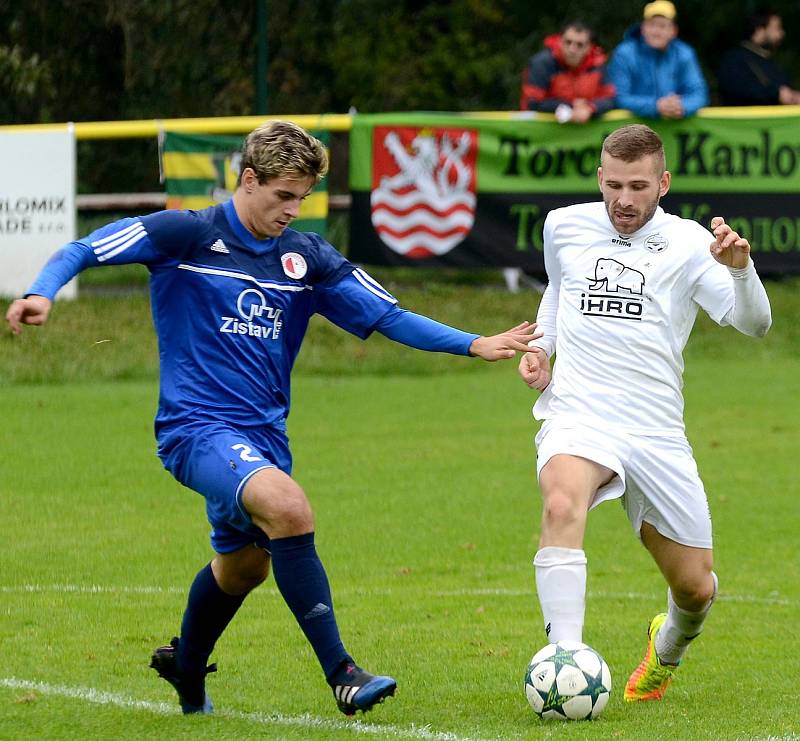 Krajské divizní derby nevyšlo hráčům Mariánských Lázní (v bílém) podle jejich představ, když museli skousnout potupnou prohru 0:6.