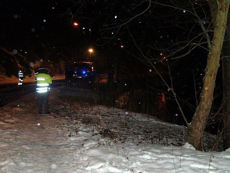 V Březové na Karlovarsku zemřel na Nový rok večer řidič, který se s vozidlem zřítil do koryta řeky Teplé