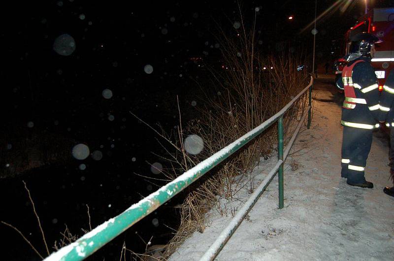 V Březové na Karlovarsku zemřel na Nový rok večer řidič, který se s vozidlem zřítil do koryta řeky Teplé