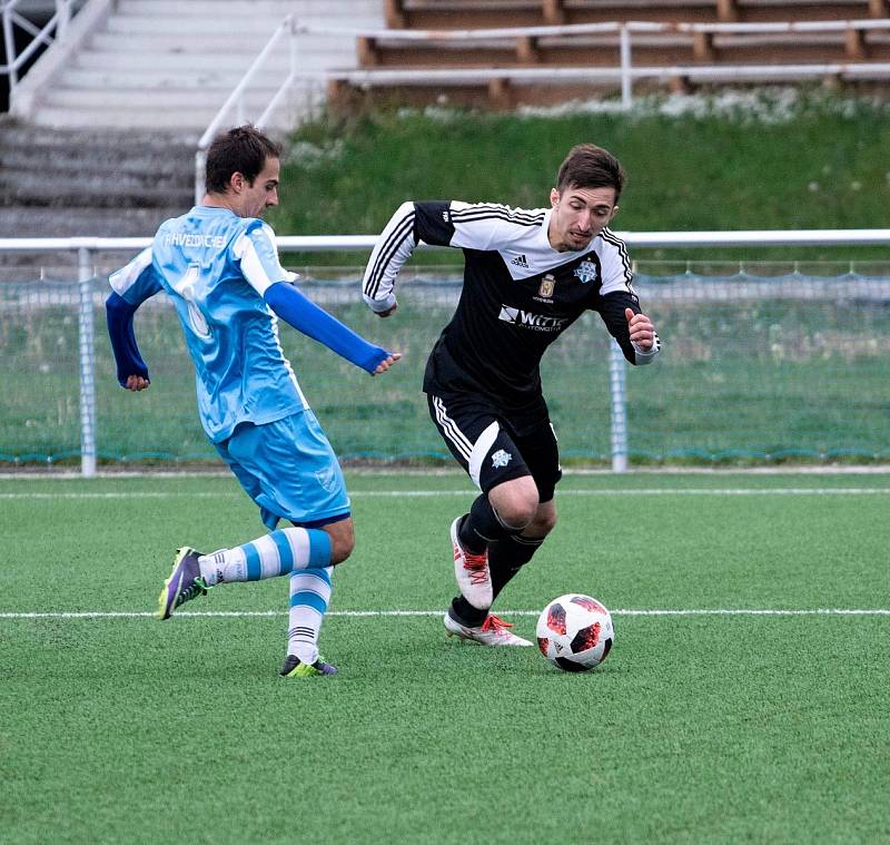 Chebská Hvězda porazila v semifinále Nejdek (v černém) 2:1 a postoupila tak do finále krajského poháru mužů KKFS.