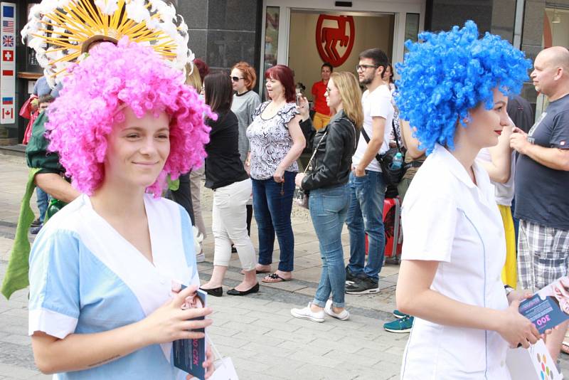 Karnevalový průvod prošel Karlovými Vary sledován stovkami přihlížejících.