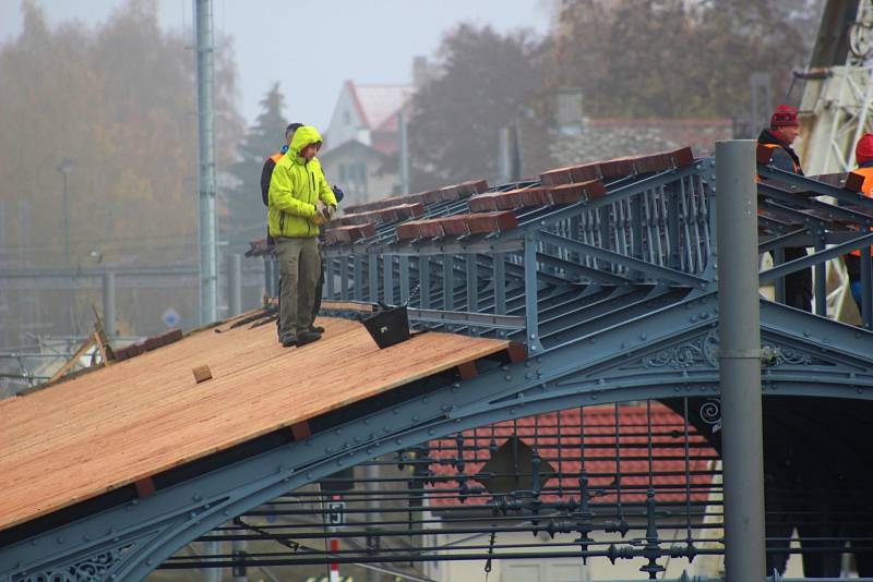 Přestože z původního karlovarského horního nádraží nezůstalo vůbec nic a staré objekty nahradila moderní budova, historii stanice trochu připomíná část původního zastřešení nástupiště.