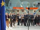 Ministři EU si prohlédli karlovarské letiště.
