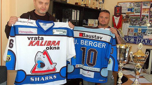 Zbrusu nové dresy by měly v novém ročníku ligy přinést sledgehokejistům karlovarského Sharks opět mistrovskou radost. Pokud se to podaří, zapíšou se tučným písmem do historie českého sledgehokeje, ve kterém by si tak připsali další velký úspěch.