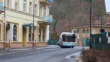 Prázdné ulice v lázeňském centru poblíž hotelu Pupp.