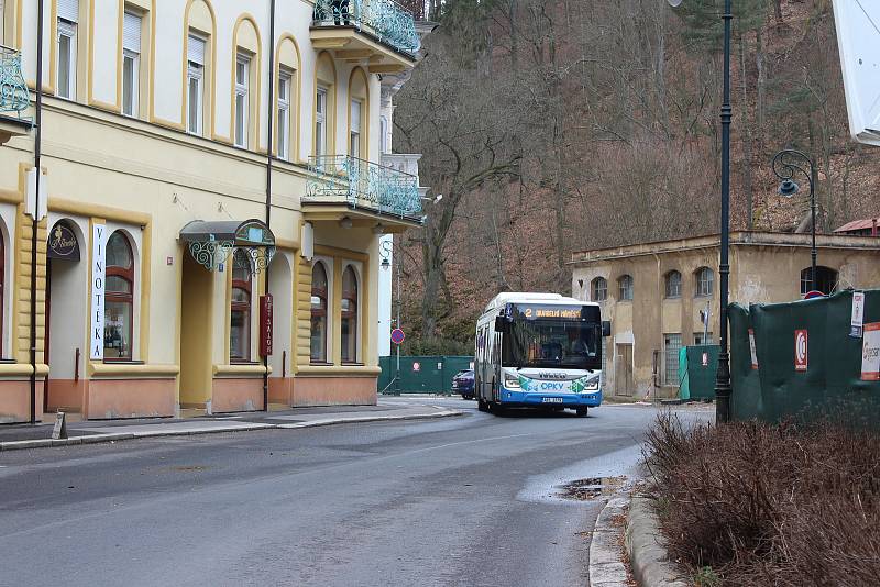 Prázdné ulice v lázeňském centru poblíž hotelu Pupp.