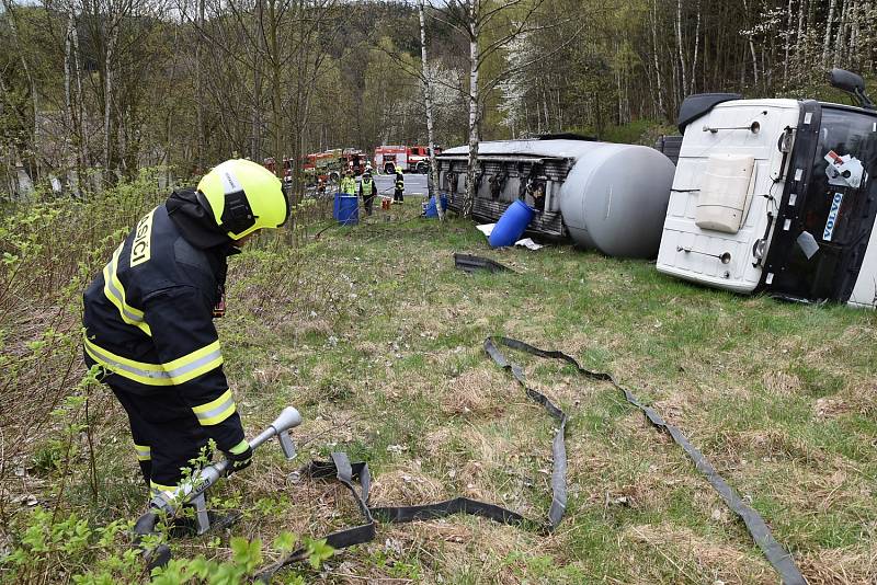 Cisterna převážející benzin se převrátila na silnici mezi Bočí a Stráží nad Ohří.