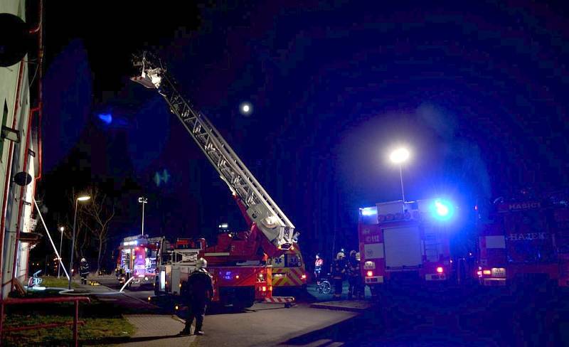 Hasiči zasahovali při požáru ubytovny v Ostrově