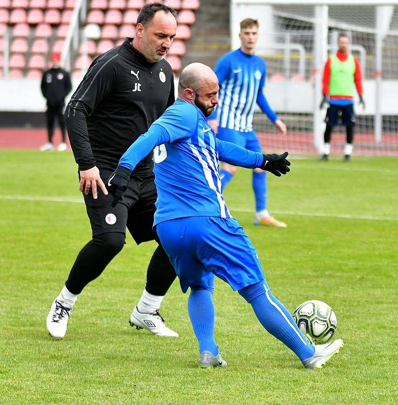 Nezapomenutelný fotbalový zážitek. Ten si připsaly na své konto v rámci projektu Kopeme za fotbal například ostrovský FK či kyselský SK. Oba týmy se totiž střetly právě s pražskou Slavií.