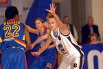 V prvním kole nadstavbové části Ženské basketbalové ligy hostily hráčky karlovarské Lokomotivy (v bílém) na své palubovce BA Spartu Praha (v modrém)